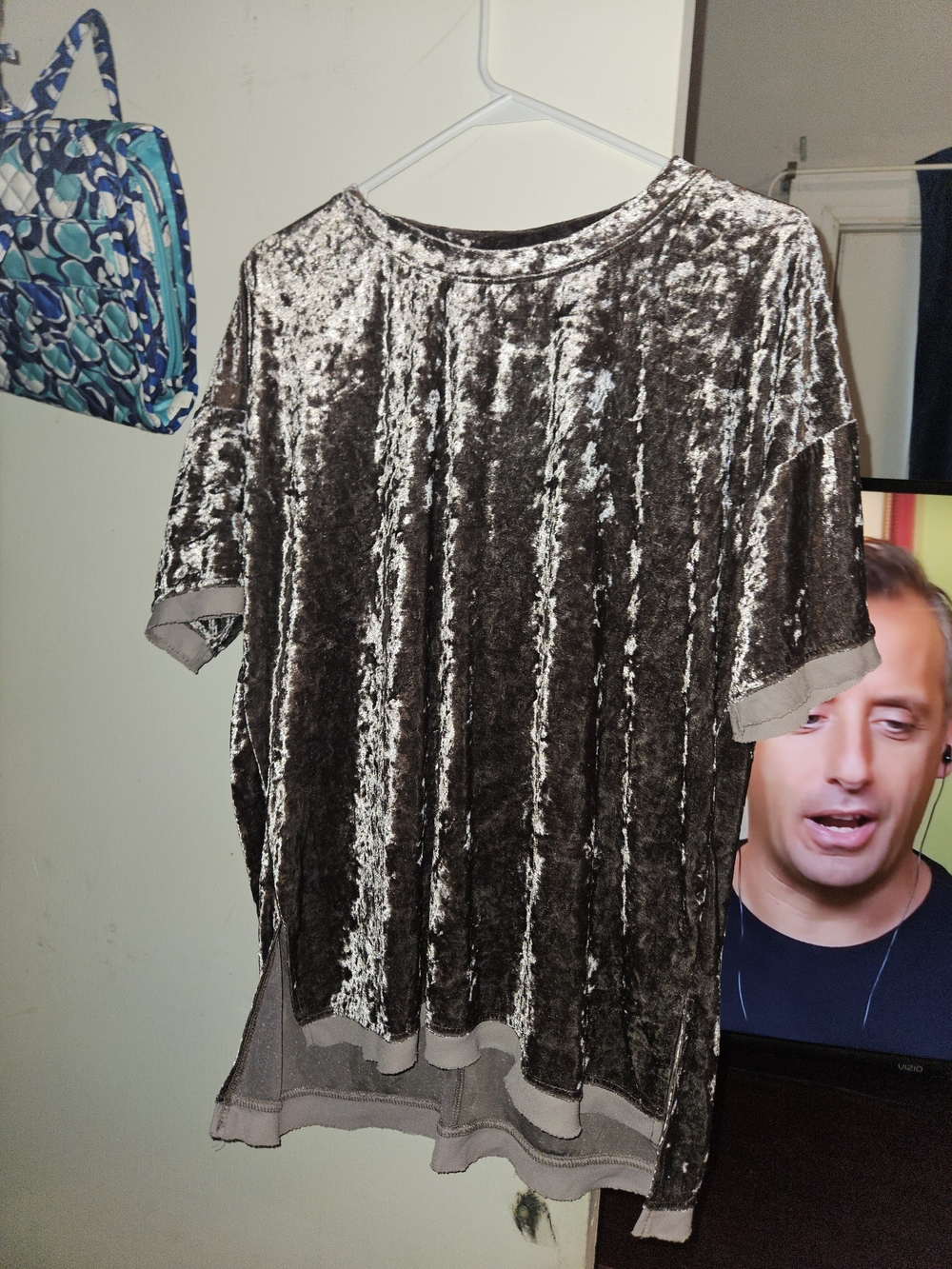 Kelly & Katie Crushed Velvet Short Sleeve Top in Silver